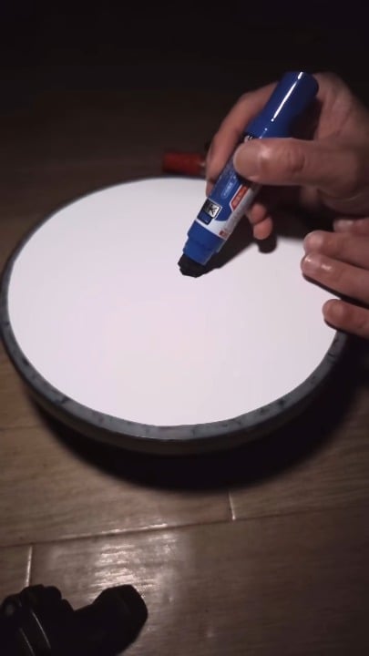 Creating a concentric marker pattern on a rotating surface
