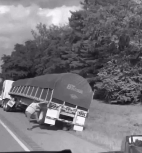 Dude was holding down truck on his own but lady underestimated him