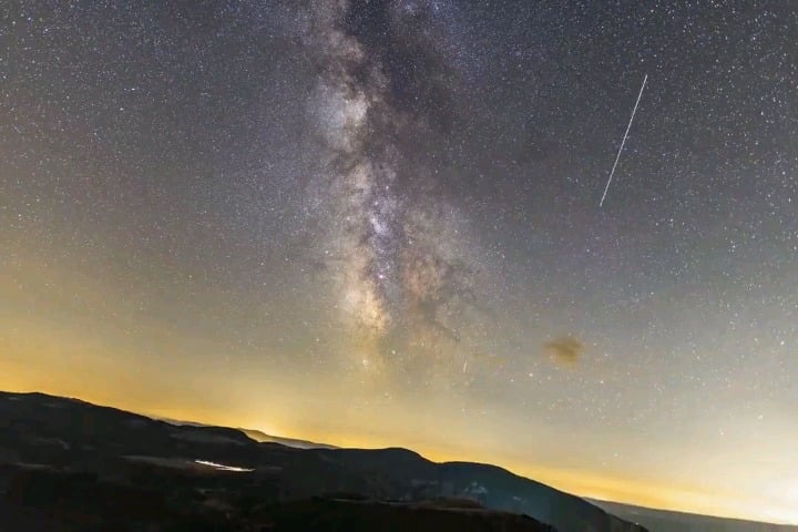 Earth's rotation visualized in a stunning timelapse that follows a fixed point in the sky.
