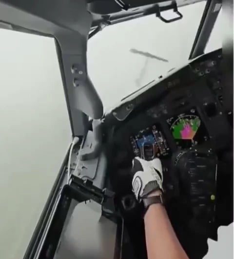 Footage recorded from the cockpit of a Boeing 737 captures the pilot’s landing moments executed in near-zero visibility conditions.