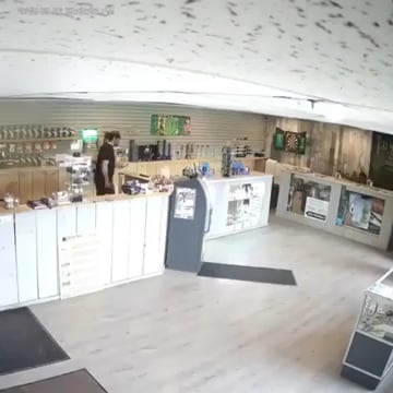 Guy fights off thieves with a bong