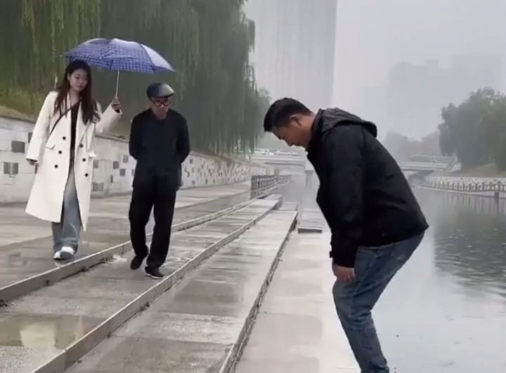 He can touch the water lightly at both front and back