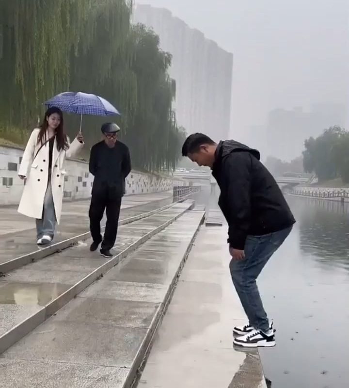 He can touch the water lightly at both front and back