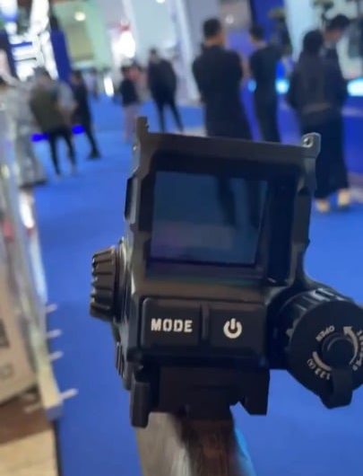 Holographic sight with a digital thermal imaging sensor