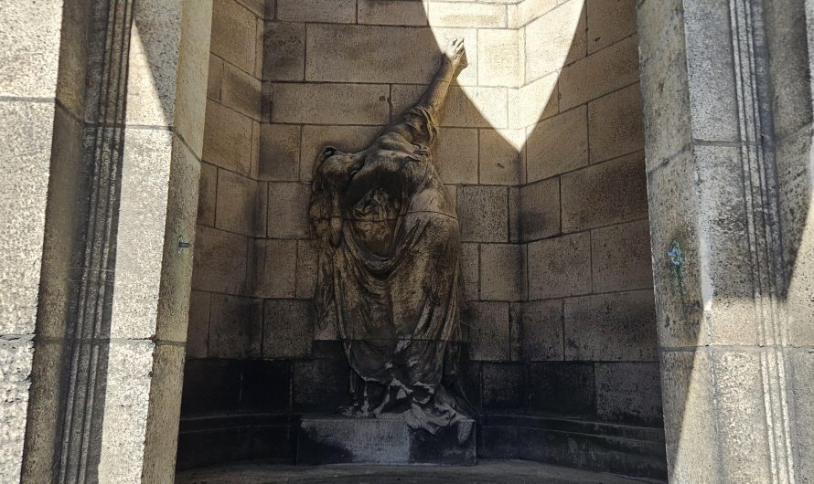 In Belgium, Brussels, there is a tomb that is lit up by a Heart of Light every summer solstice, as a reminder that “love is stronger than death”. Léonce Evrard had this building constructed when his wife Louise Flignot died. The tomb sits in Laeken’s cemetery.