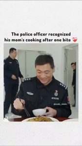 Li Zi'an,a soldier of China's Armed Police in Zhoushan,was serving away from home on Chinese New Year's Eve when a plate of dumplings was placed in front of him during a station meal. After tasting them, he instantly noticed the familiar flavor, without even realizing his parents came there for him