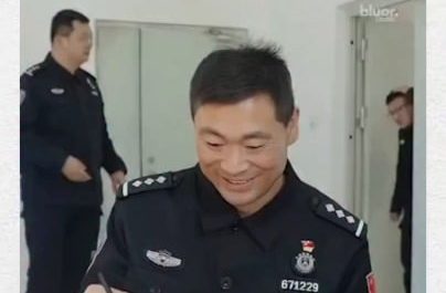 Li Zi'an,a soldier of China's Armed Police in Zhoushan,was serving away from home on Chinese New Year's Eve when a plate of dumplings was placed in front of him during a station meal. After tasting them, he instantly noticed the familiar flavor, without even realizing his parents came there for him