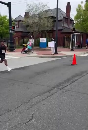 Man wins the Delaware Marathon by outsprinting his opponent who was celebrating, thinking he had secured the win