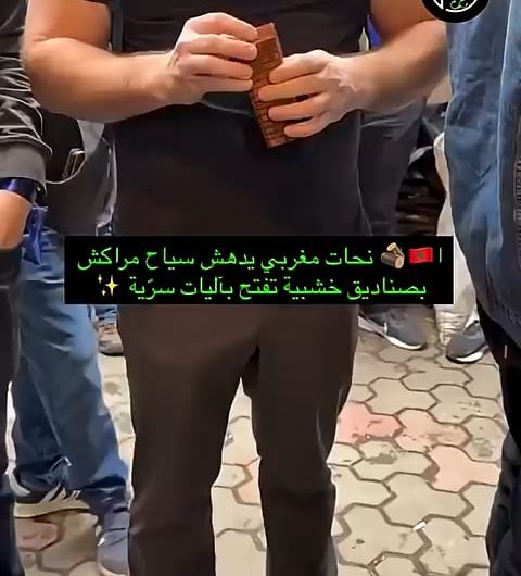 Moroccan craftsman wows tourists with his crafts