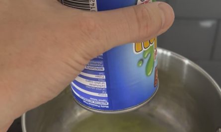 Mushy peas coming out of a tin