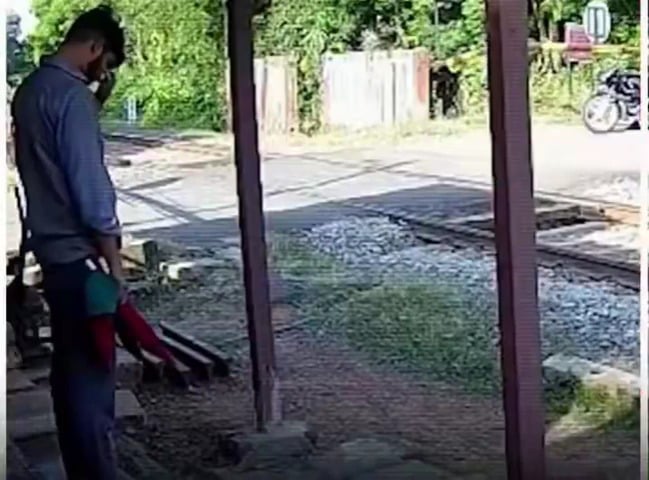 Railway Gatekeeper Risks His Life to Save Man Seconds Before Speeding Train Near Sirkazhi in Tamil Nadu