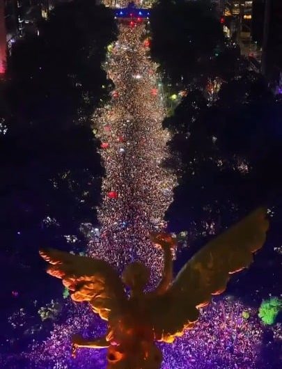 Reportedly 400 000 fans celebrated Mexico victory agains South Korea at the Angel de la Independencia in Mexico City