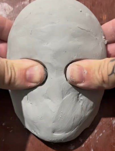 Sculpting a face from clay using only fingers