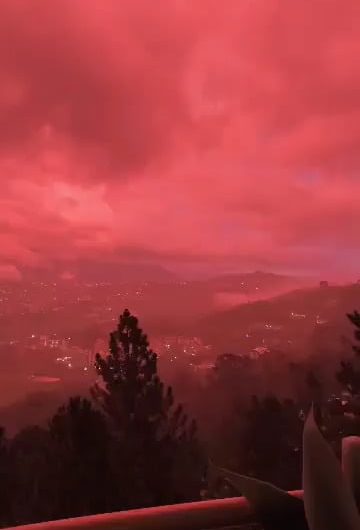Sky over Caracas turns red,days after the deadly Venezuela earthquakes due to dust, sand, and other microscopic particles that rose into the atmosphere.