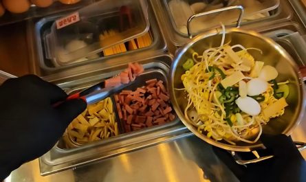 South Korean 24 HOUR Unmanned Ramen Store