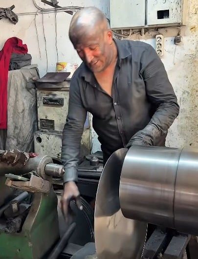 Spinning a flat aluminum disc into a deep pot on a lathe