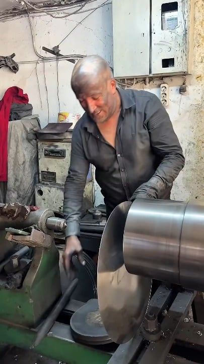 Spinning a flat aluminum disc into a deep pot on a lathe