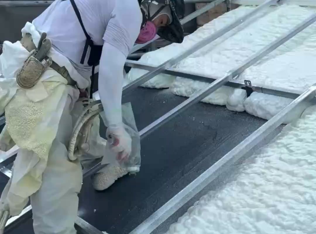 Spraying polyurethane foam for roof insulation