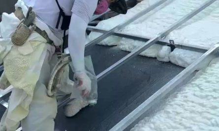Spraying polyurethane foam for roof insulation