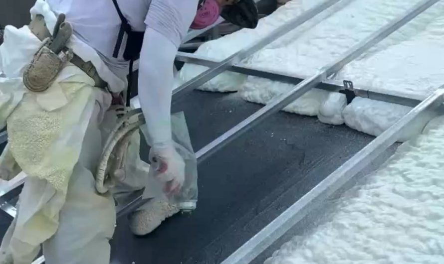 Spraying polyurethane foam for roof insulation