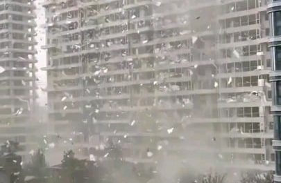 Strong winds lifted a massive number of extruded polystyrene insulation panels into the air, sending them soaring like giant kites over the Yanhu District of Yuncheng, in China’s Shanxi Province.