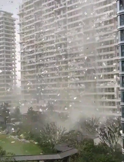 Strong winds lifted a massive number of extruded polystyrene insulation panels into the air, sending them soaring like giant kites over the Yanhu District of Yuncheng, in China’s Shanxi Province.