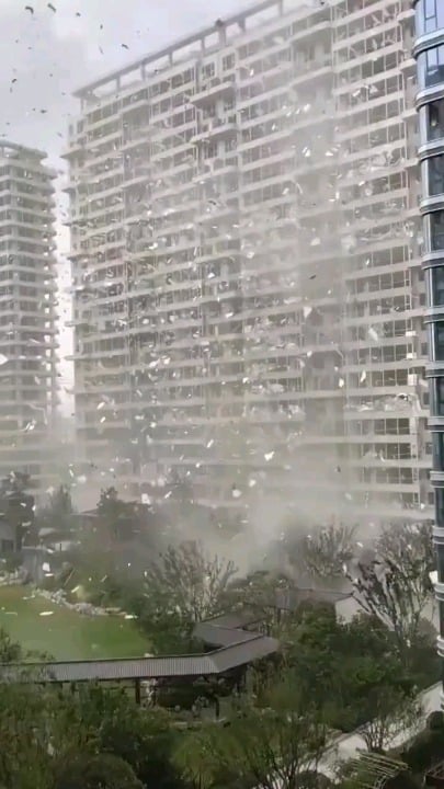 Strong winds lifted a massive number of extruded polystyrene insulation panels into the air, sending them soaring like giant kites over the Yanhu District of Yuncheng, in China’s Shanxi Province.