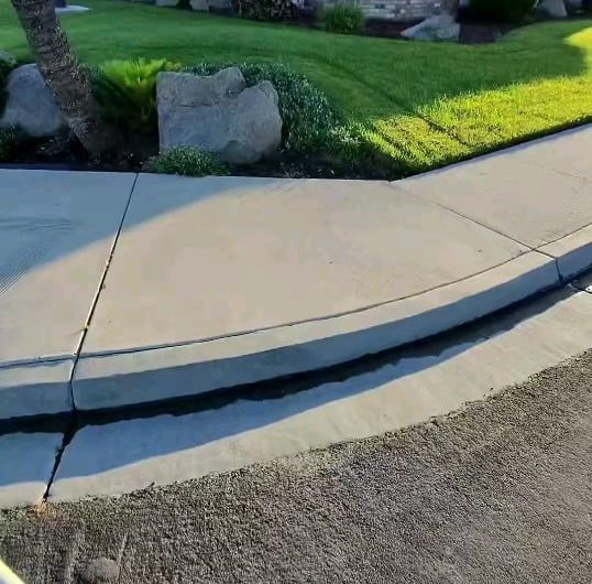 The cleanest grass cut you’ll watch today. Pure satisfaction in every line