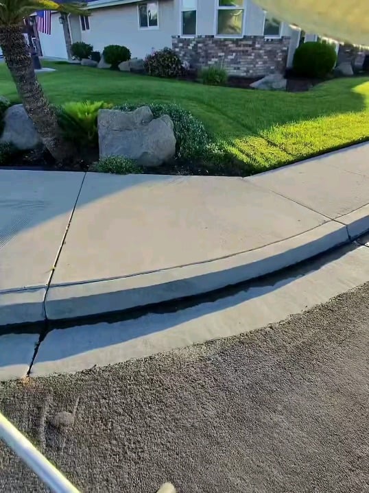 The cleanest grass cut you’ll watch today. Pure satisfaction in every line