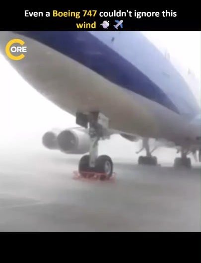 The powerful headwind of Typhoon Soudelor at Taiwan lifted the 747 aircraft’s nose off the ground!!