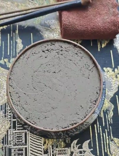 The precise process of molding and revealing a traditional Chinese geometric incense seal