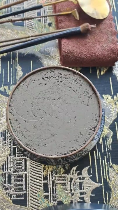The precise process of molding and revealing a traditional Chinese geometric incense seal