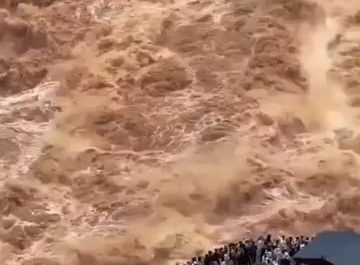 The raging fury of Tiger Leaping Gorge (Eikut), a primary tributary of the upper Yangtze River, Yunnan, southwestern China