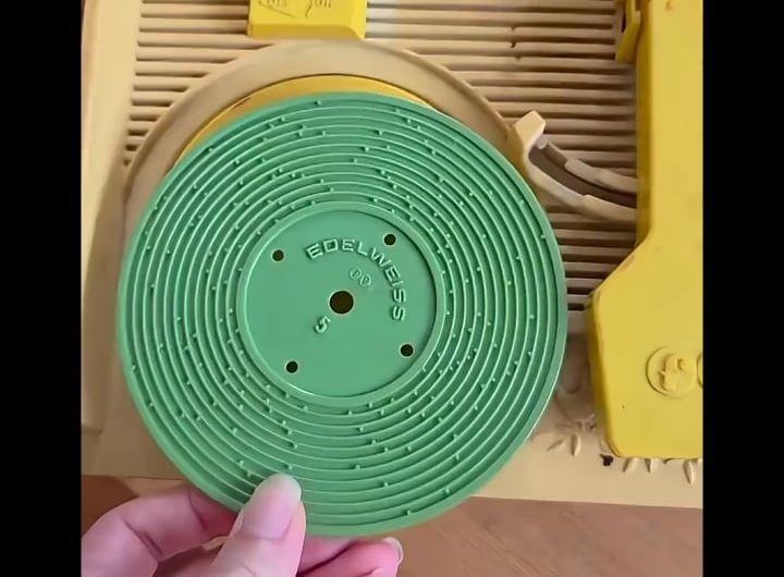 The ratchet and clank sounds on this 70’s children’s music player