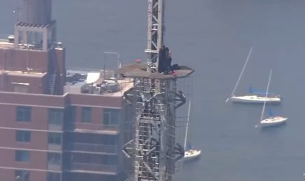 The two individuals who scaled the Empire State Building also just did a marriage proposal at the top 💍