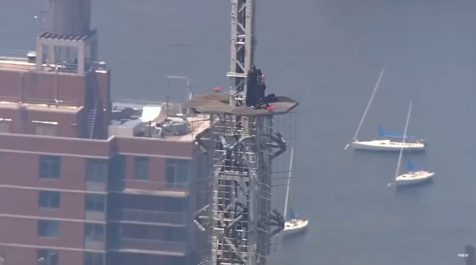 The two individuals who scaled the Empire State Building also just did a marriage proposal at the top 💍