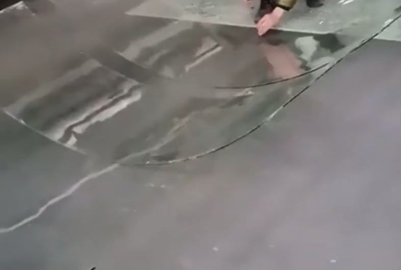 The way broken glass flops