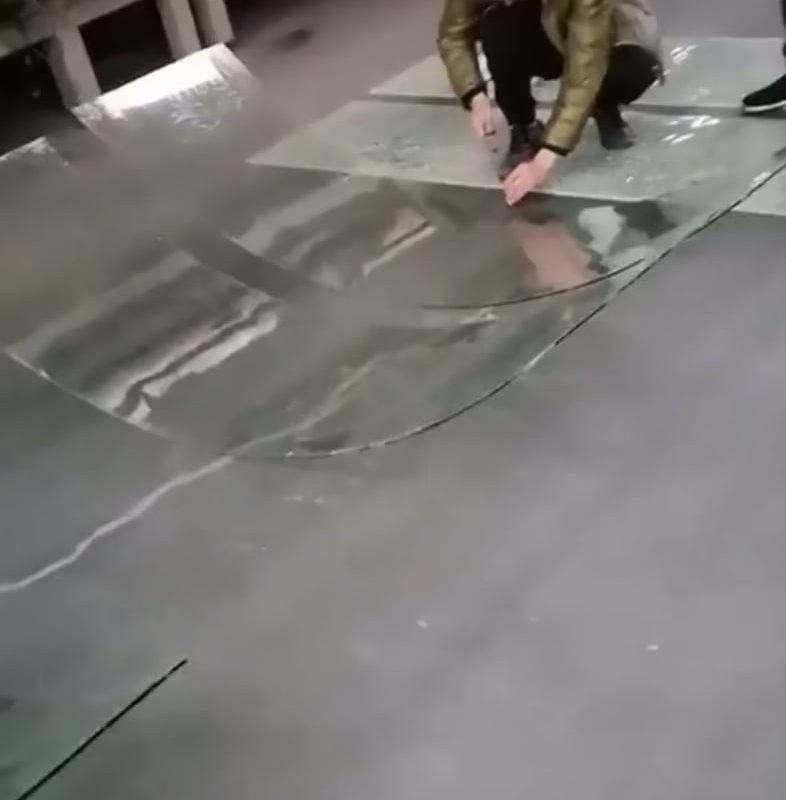 The way broken glass flops