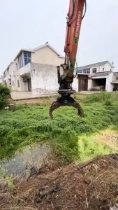 The way this excavator removes a blanket of aquatic weeds is oddly satisfying.