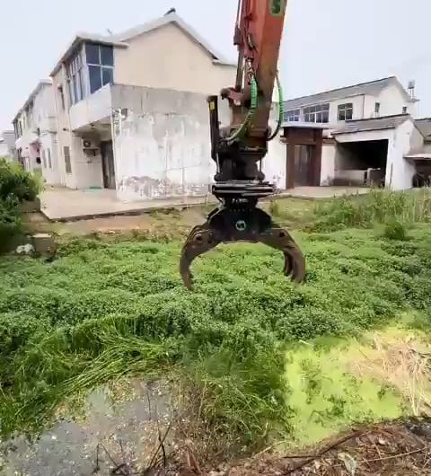 The way this excavator removes a blanket of aquatic weeds is oddly satisfying.