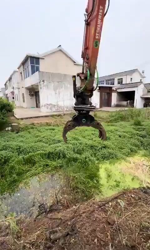 The way this excavator removes a blanket of aquatic weeds is oddly satisfying.