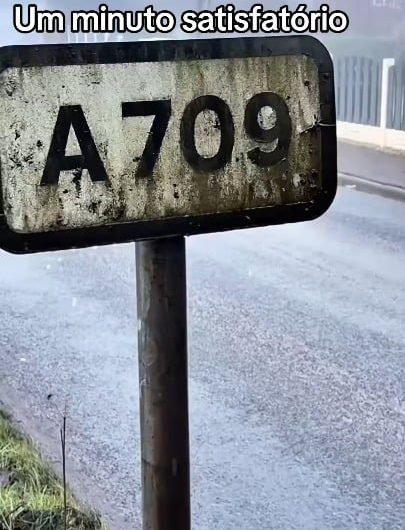 The way this water-fed brush cleans thick dirt off road signs