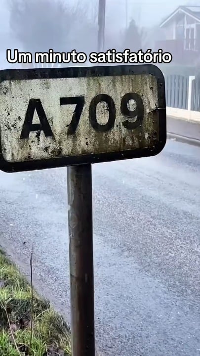 The way this water-fed brush cleans thick dirt off road signs