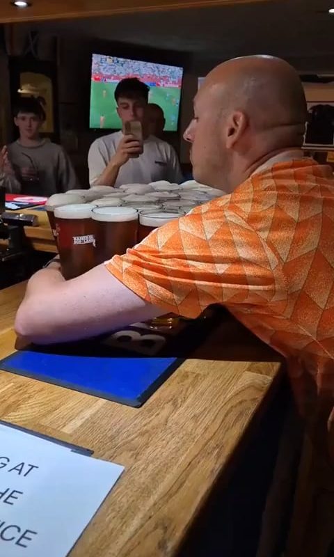 This Dutch fan carried 26 pints by himself after refusing a tray
