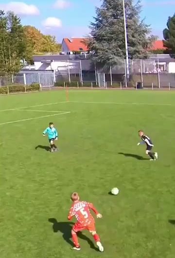 This U9 goalkeeper got bored in goal and took matters into his own feet