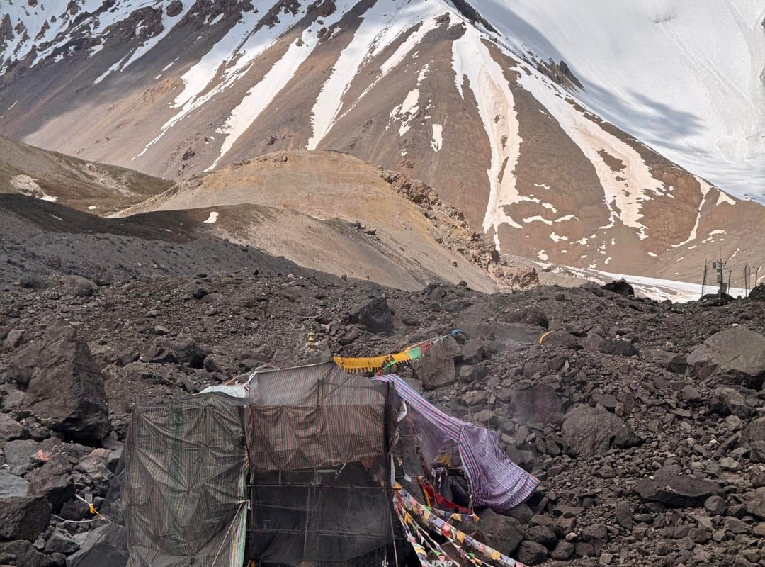 Tibetan buddhist temples often boast spectacular views. This one is located next to a glacier at an altitude of almost 5000metres. Truly impressive imo. [OC]