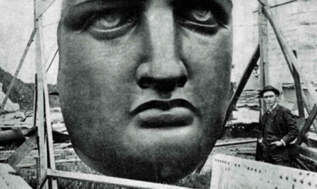 Unpacking the Statue of Liberty in 1885