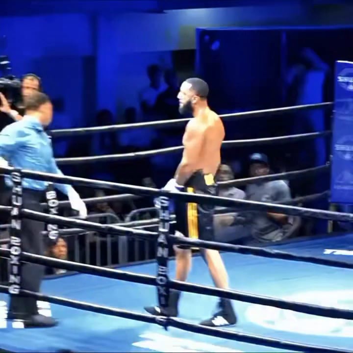 When referees fight back in boxing