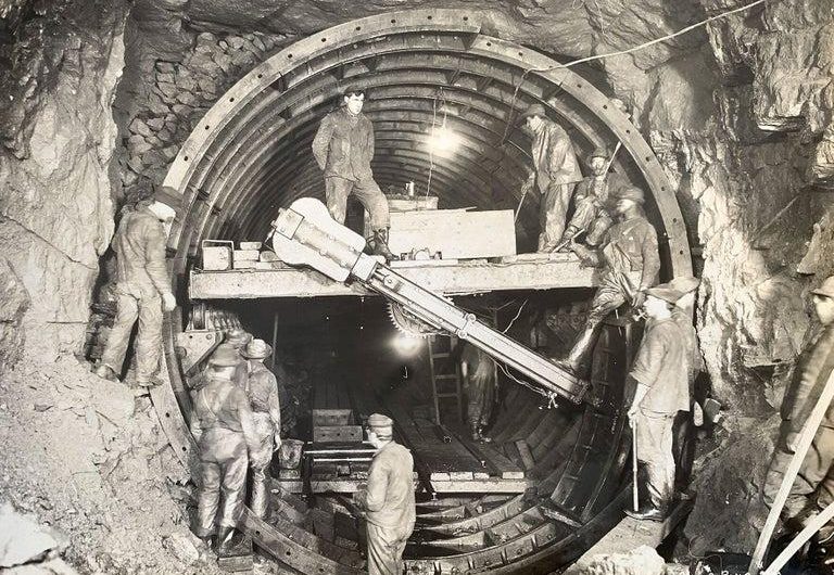 Workers building the East River subway tunnel between Manhattan and Brooklyn, 1903–1907