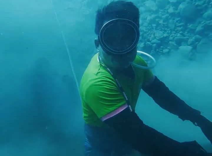 filipino illegal miners dive without oxygen tanks